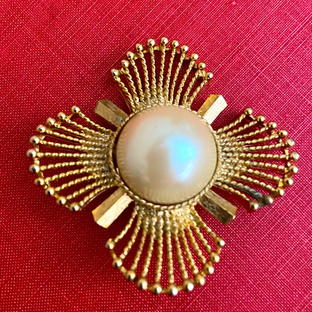 Vintage 1986 JJ Gold Toned Faux Pearl Starburst Broach